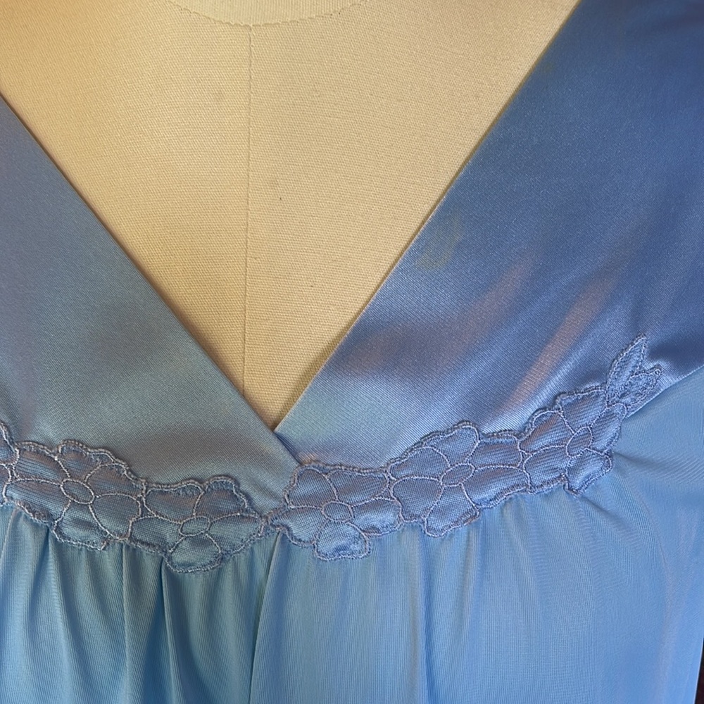 VANITY FAIR BLUE Vintage SZ M nightgown